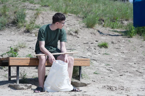 Jonge Jongens Zijn Bezig Met Vuilnisophaling Het Stadsstrand Schoonmaken Het — Stockfoto