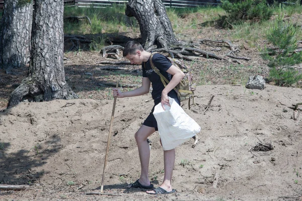 Młodzi Faceci Zajmują Się Zbieraniem Śmieci Miejskiej Plaży Sprzątanie Jeziorze — Zdjęcie stockowe