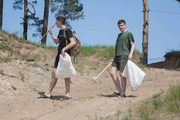 Jonge Jongens Zijn Bezig Met Vuilnisophaling Het Stadsstrand Schoonmaken Het — Stockfoto