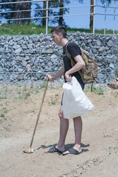 Jonge Jongens Zijn Bezig Met Vuilnisophaling Het Stadsstrand Schoonmaken Het — Stockfoto