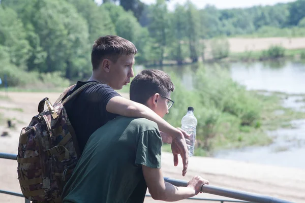 Jongens Ontspannen Het Park Zomer Bij Rivier Broeders Een Wandeling — Stockfoto