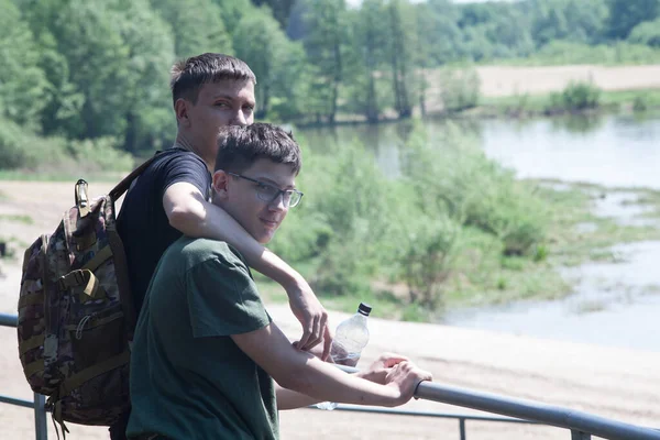 Хлопці Відпочивають Парку Влітку Біля Річки Брати Прогулянці Парку Біля — стокове фото