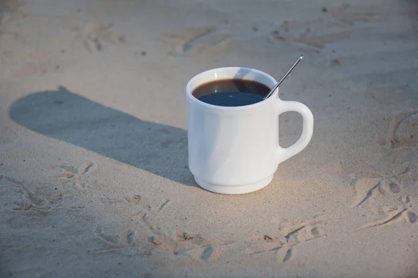 Eine Tasse Kaffee Sand Vogelspuren Sand Und Eine Tasse Weißen — Stockfoto