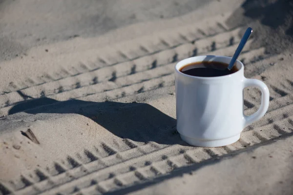 Una Taza Café Arena Huellas Neumáticos Coche Arena Una Taza —  Fotos de Stock