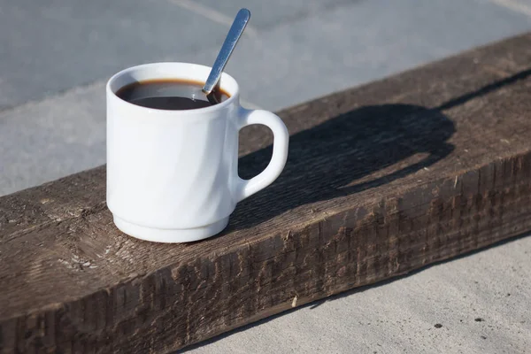 Una Taza Café Carretera Una Taza Blanca Con Café Negro —  Fotos de Stock