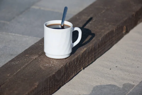 Filiżankę Kawy Drodze Biały Kubek Czarną Kawą Stoi Drodze Wyłożonej — Zdjęcie stockowe