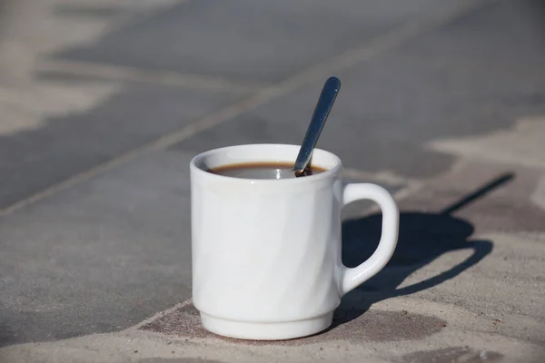 Una Taza Café Carretera Una Taza Blanca Con Café Negro — Foto de Stock