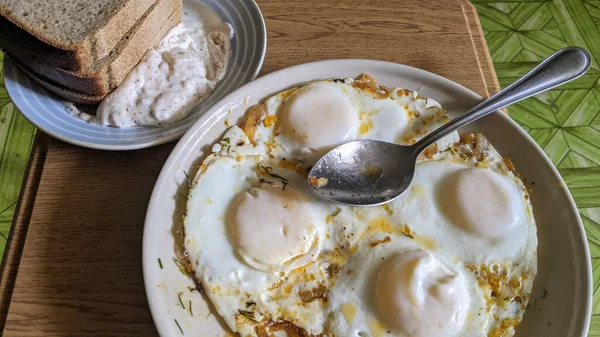 Desayuno Cocinado Huevos Revueltos Cuatro Huevos Pollo Pan Centeno — Foto de Stock