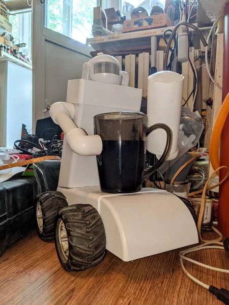 Een Robot Wielen Levert Zwarte Koffie — Stockfoto