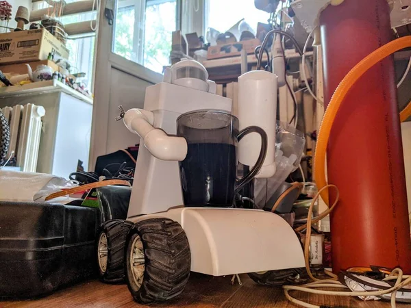 Een Robot Wielen Levert Zwarte Koffie — Stockfoto