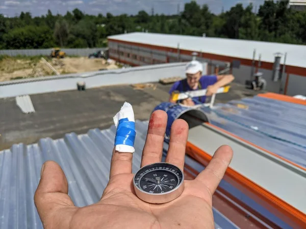 Τύπος Εκτελεί Εργασίες Στέγης Στην Οροφή Του Κτιρίου Καλοκαίρι Μια — Φωτογραφία Αρχείου