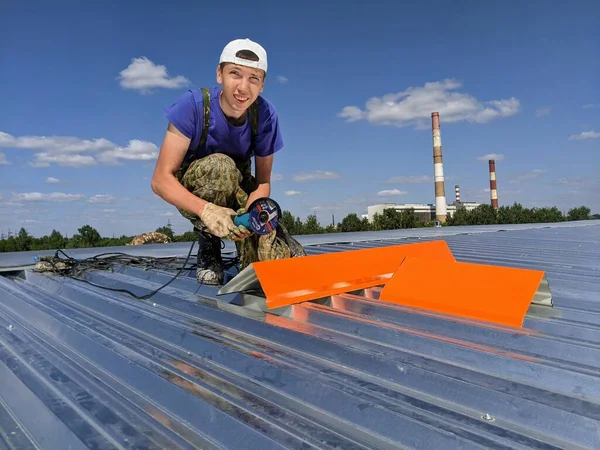 Tipo Realiza Trabajo Techado Techo Del Edificio Verano Día Soleado — Foto de Stock