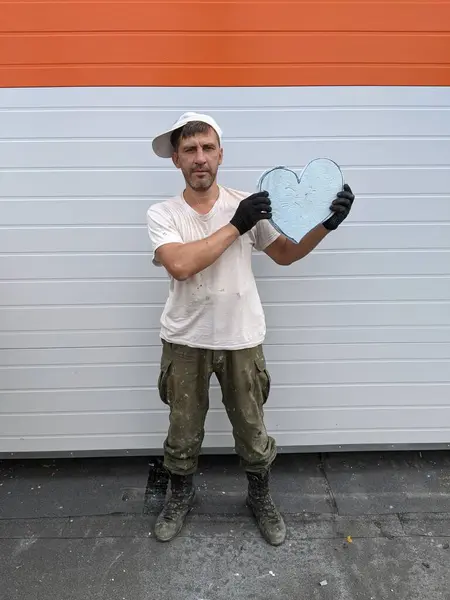 Hombre Con Corazón Espuma Poliestireno Sus Manos Sobre Fondo Claro — Foto de Stock