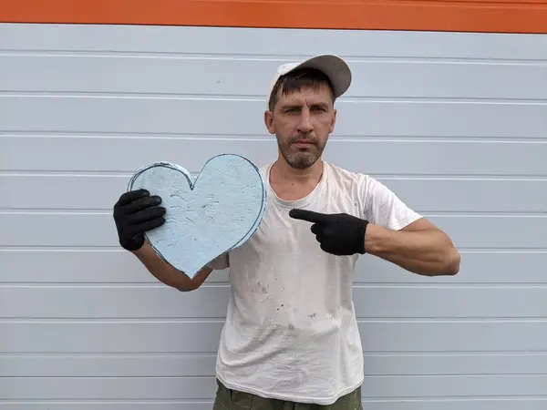 Hombre Con Corazón Espuma Poliestireno Sus Manos Sobre Fondo Claro — Foto de Stock