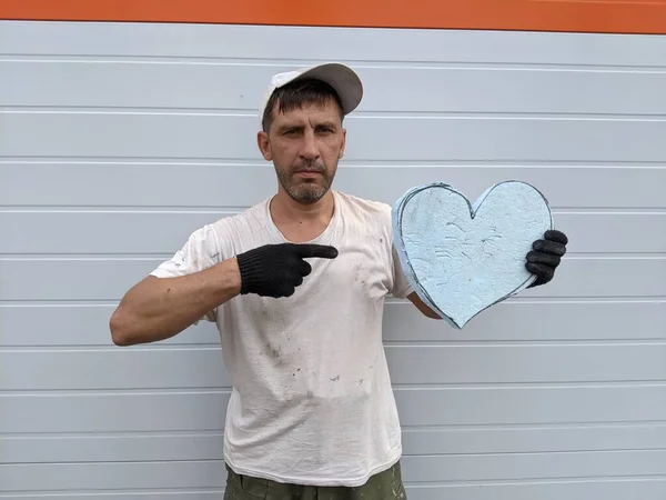 Hombre Con Corazón Espuma Poliestireno Sus Manos Sobre Fondo Claro — Foto de Stock