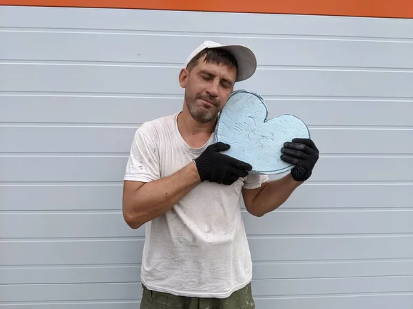 Ein Mann Mit Einem Styroporherz Den Händen Auf Hellem Hintergrund — Stockfoto