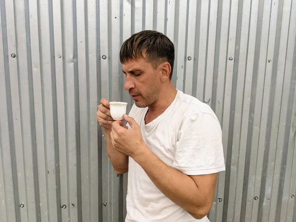 Beyaz Tişörtlü Bir Adamın Elinde Canlandırıcı Bir Fincan Siyah Kahve — Stok fotoğraf