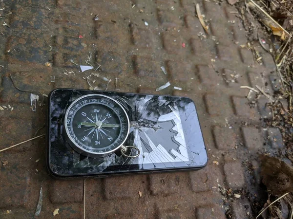 Telefoon Kompas Een Zwarte Smartphone Gebroken Het Ligt Een Kompas — Stockfoto