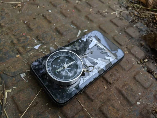 Telefoon Kompas Een Zwarte Smartphone Gebroken Het Ligt Een Kompas — Stockfoto