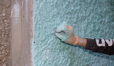 Turkuvaz boyayla boyanmış. El ve süngerle desenli sıva..