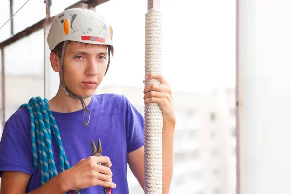 Kille Skyddshjälm Hög Balkong Stan Ung Man Klädd Blå Shirt — Stockfoto