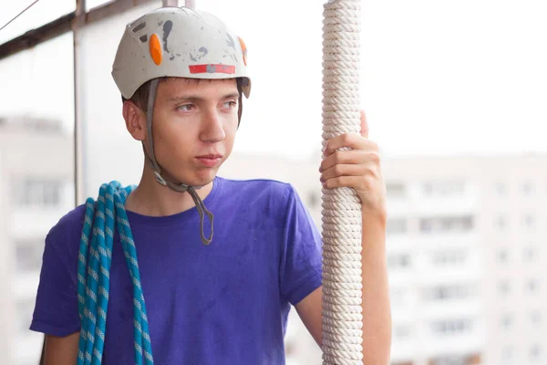 Tipo Com Capacete Protecção Numa Varanda Alta Cidade Jovem Está — Fotografia de Stock