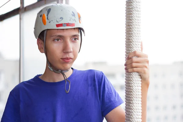 Tipo Con Casco Protector Balcón Alto Ciudad Joven Está Vestido — Foto de Stock