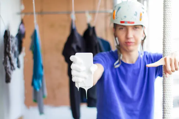 Teléfono Está Mano Con Pintura Blanca Teléfono Cayó Pintura Blanca — Foto de Stock