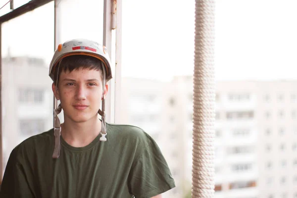 Een Jonge Man Met Een Beschermende Helm Gekleed Een Groen — Stockfoto