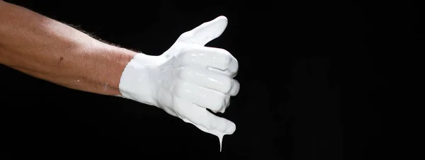Fundo Preto Uma Mão Tinta Branca — Fotografia de Stock