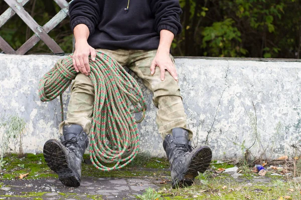 Repet Bakgrunden Gammal Spårvagnshållplats Med Man Sina Händer Kamouflagebyxor Svarta — Stockfoto