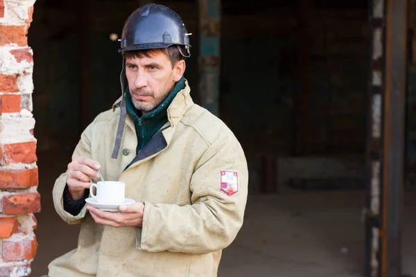 Trabajador Construcción Bebe Café Sobre Fondo Una Antigua Fábrica Visera — Foto de Stock