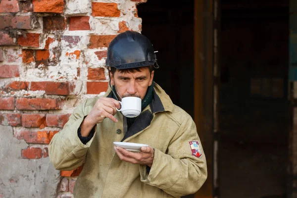 Trabajador Construcción Bebe Café Sobre Fondo Una Antigua Fábrica Visera — Foto de Stock