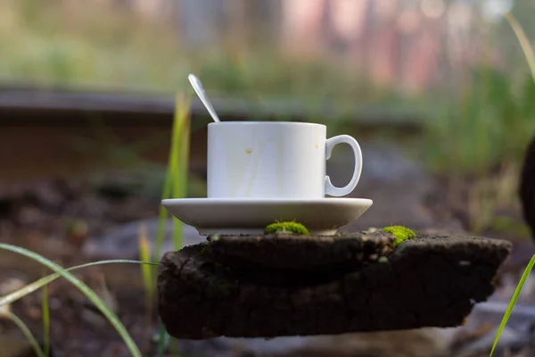 Una Taza Blanca Con Una Cuchara Sobre Platillo Blanco Está —  Fotos de Stock