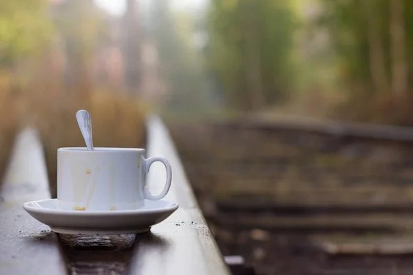 Una Taza Blanca Con Una Cuchara Está Pie Vagón Ferrocarril —  Fotos de Stock