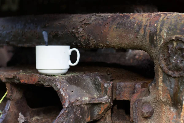 Una Taza Blanca Con Una Cuchara Está Pie Vagón Ferrocarril —  Fotos de Stock