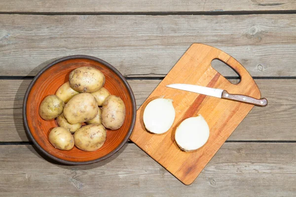 Kartoffeln Kochen Auf Einem Alten Holztisch Rohe Kartoffeln Einem Gelben — Stockfoto