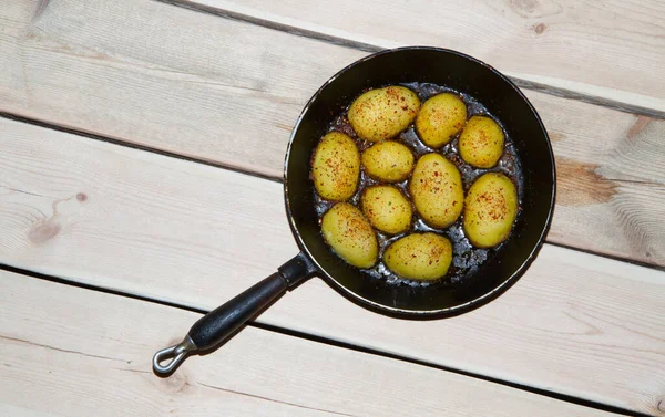 Gebratene Kartoffeln Auf Einem Holztisch Kartoffeln Einer Alten Gusseisernen Pfanne — Stockfoto