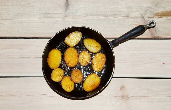 Batatas Fritas Uma Mesa Madeira Batatas Uma Velha Frigideira Ferro — Fotografia de Stock