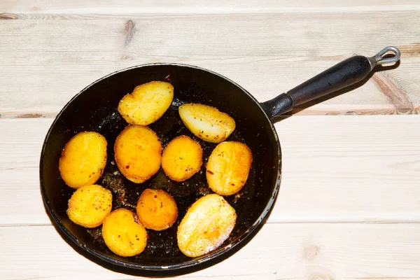 Gebratene Kartoffeln Auf Einem Holztisch Kartoffeln Einer Alten Gusseisernen Pfanne — Stockfoto