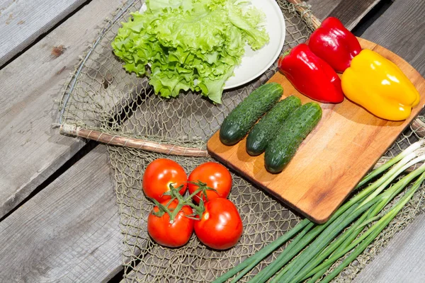 Les Légumes Sont Sur Table Légumes Crus Frais Sont Couchés Images De Stock Libres De Droits