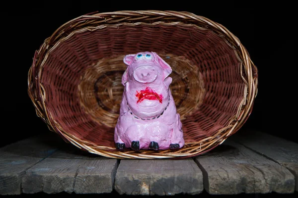 Leitão Rosa Está Sobre Uma Mesa Velha Porco Rosa Fica — Fotografia de Stock