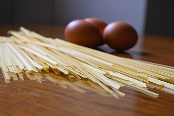 Fresh Egg Pasta Spaghetti Wooden Board Chicken Eggs Ingredients Cooking — Stock Photo, Image