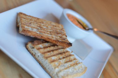 Domatesli kızarmış ekmek. Ezilmiş domatesli tost. Lezzetli kıta kahvaltısı. Domatesli tost, kahve ve portakal suyu..