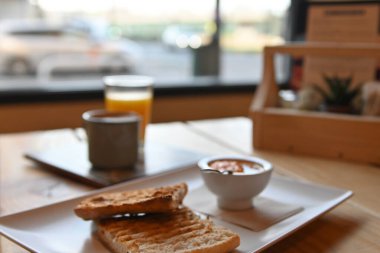 Domatesli kızarmış ekmek. Ezilmiş domatesli tost. Lezzetli kıta kahvaltısı. Domatesli tost, kahve ve portakal suyu..
