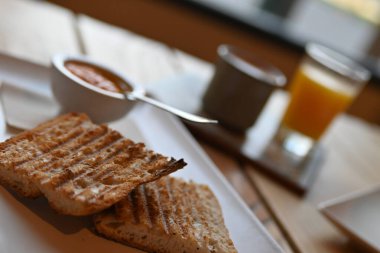 Domatesli kızarmış ekmek. Ezilmiş domatesli tost. Lezzetli kıta kahvaltısı. Domatesli tost, kahve ve portakal suyu..