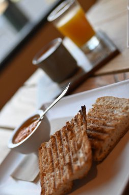 Domatesli kızarmış ekmek. Ezilmiş domatesli tost. Lezzetli kıta kahvaltısı. Domatesli tost, kahve ve portakal suyu..