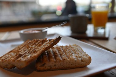 Domatesli kızarmış ekmek. Ezilmiş domatesli tost. Lezzetli kıta kahvaltısı. Domatesli tost, kahve ve portakal suyu..