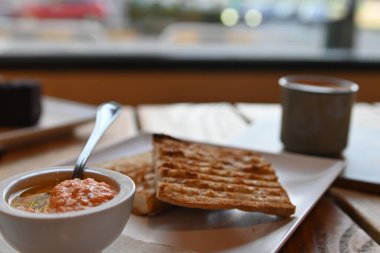 Domatesli kızarmış ekmek. Ezilmiş domatesli tost. Lezzetli kıta kahvaltısı. Domatesli tost, kahve ve portakal suyu..