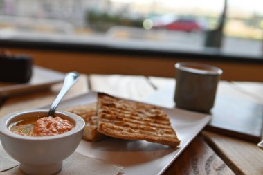 Domatesli kızarmış ekmek. Ezilmiş domatesli tost. Lezzetli kıta kahvaltısı. Domatesli tost, kahve ve portakal suyu..